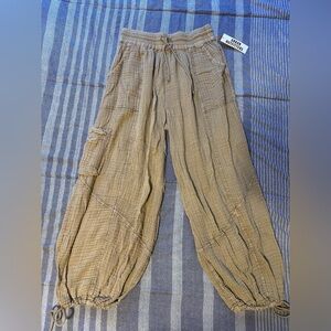 NWT Urban Outfitters wide leg linen cargo jogger size small, khaki.
